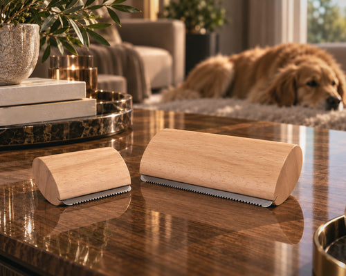Pack Duo Wood&Fur : peignes anti-poils en bois naturel, tailles Small et Large, sur une table de salon
